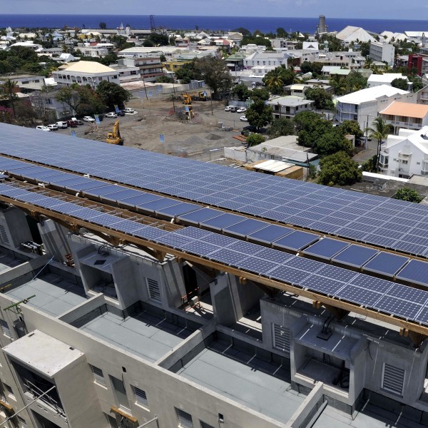 Photovoltaïque - Intégration en ombrière de bâtiment - Réunion